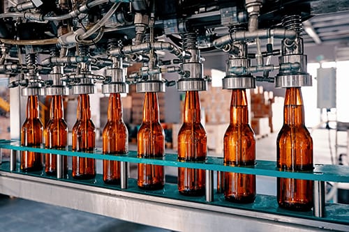 Una cervecería reduce el tiempo fuera de línea (tiempo muerto) para la limpieza de las máquinas llenadoras, logrando una reducción del 60 % en el consumo de agua, gracias a la tecnología FillerScrub™ de ChemTreat