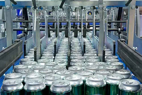 Llenado de latas de bebidas_k6449590