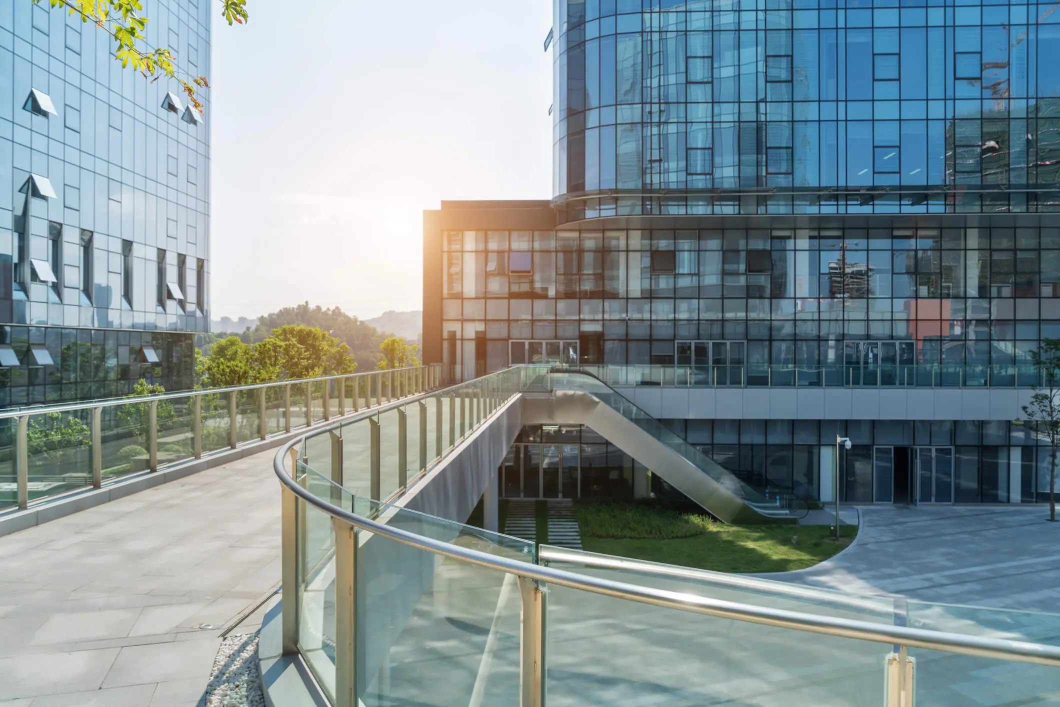Piso vacío y moderno edificio de oficinas en ciencia y tecnología