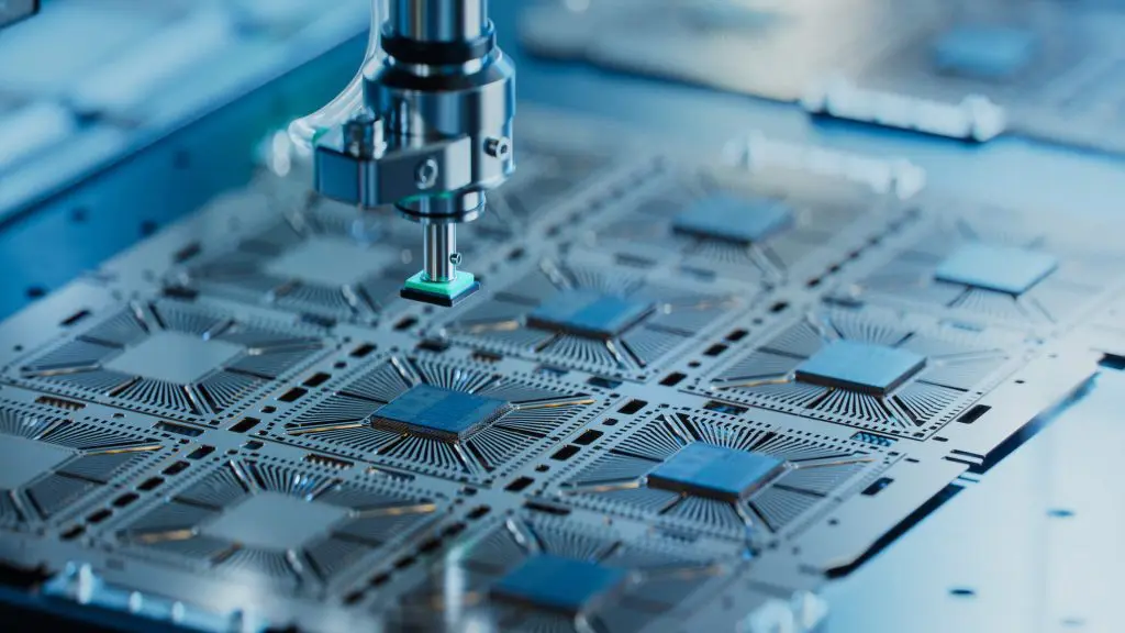Primer plano del troquel de silicona se extrae de la oblea semiconductora y se conecta al sustrato mediante máquina de recogida y colocación.