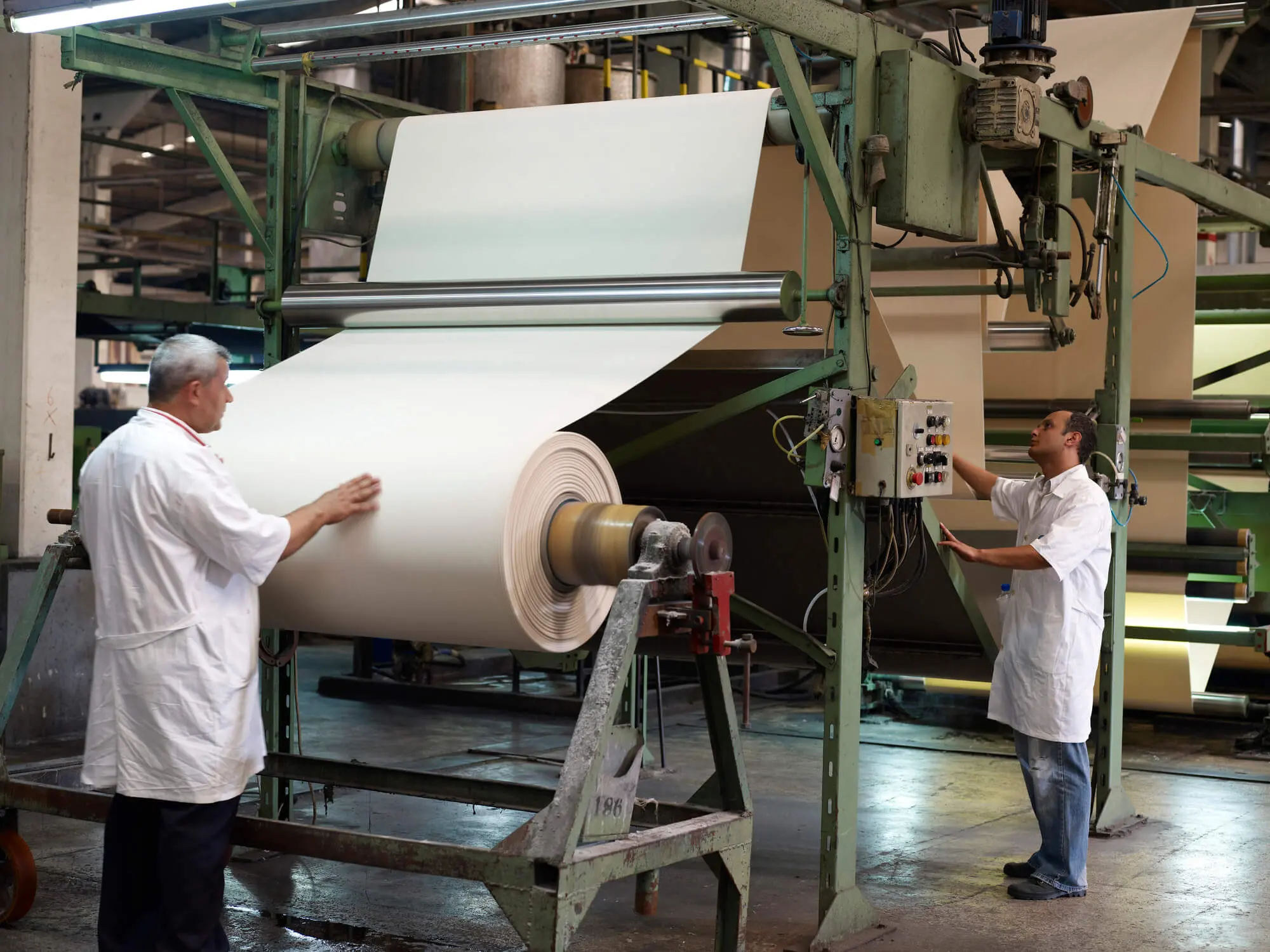 Trabajadores que trabajan frente a una fábrica textil