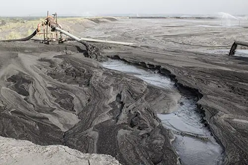 Tierra de cenizas-Ash-waste-produced-by-burned-coal-in-a-power-plant-shutterstock_118046311